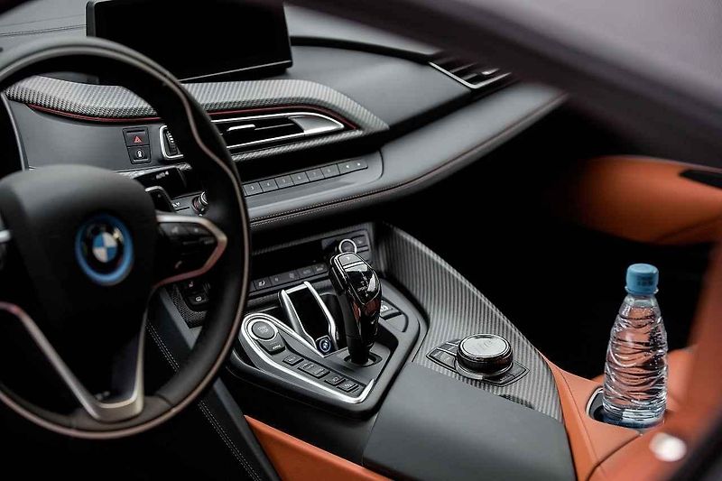 BMW i8 Roadster a M5.