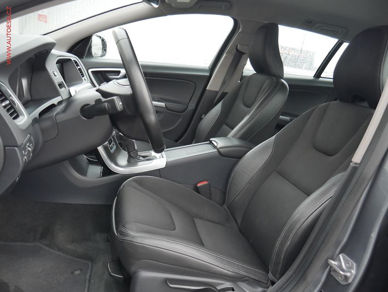 Volvo V60 (2016) 2.4 D4 4x4, ČR, Cross - fotka 9 z 23