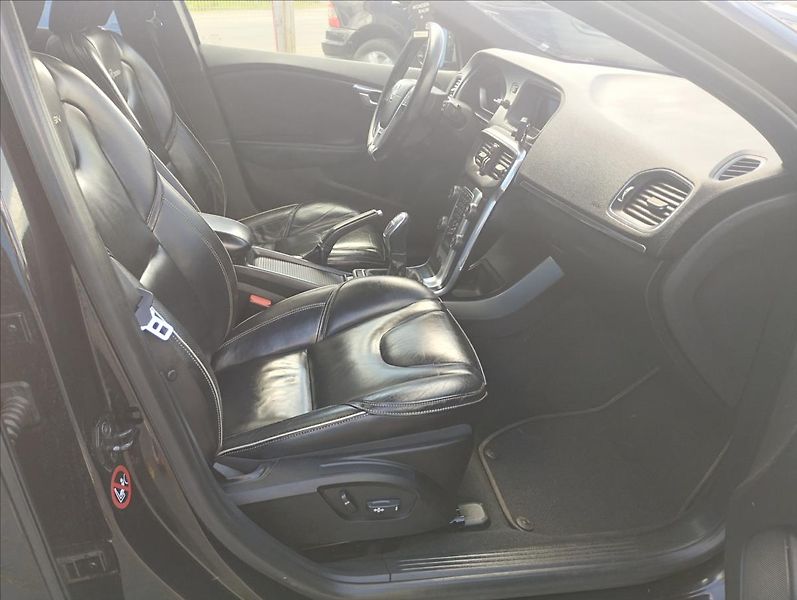 Volvo V40 2,0 D3 110KW R-DESING, PANORAM - fotka 8 z 15