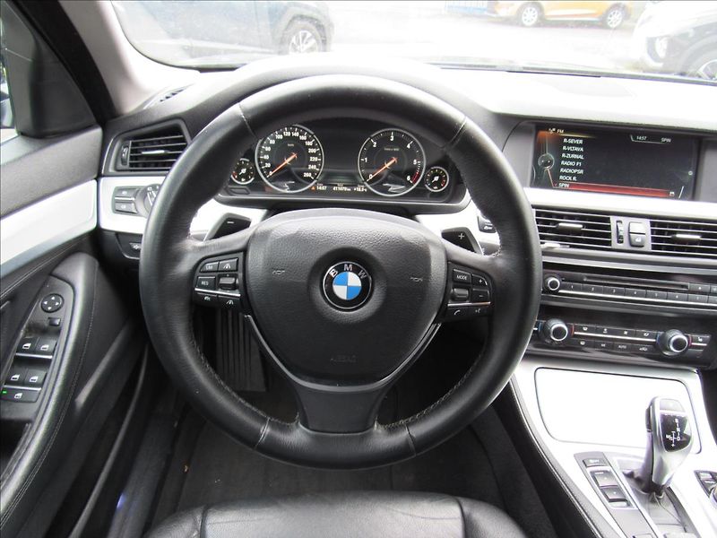 BMW Řada 5 3,0 d 530d xDrive - fotka 12 z 35