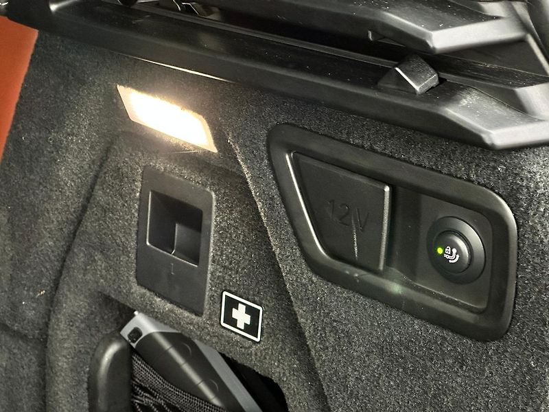 BMW X7 50i xDrive Individual B&W - fotka 16 z 19