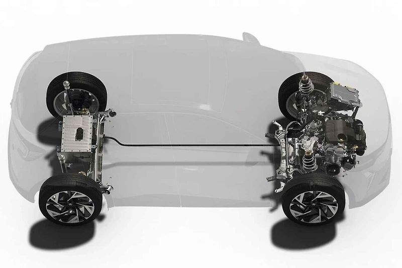 Dostupný vůz s hybridní technologií - Baterie obvykle trošku omezuje velikost zavazadelníku.