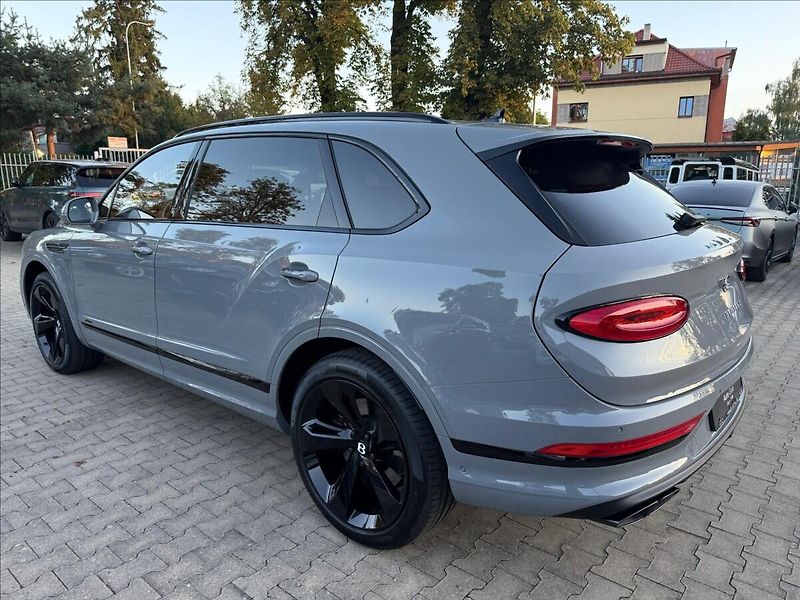 Bentley Bentayga Extended Wheelbase Azure V8 - fotka 5 z 32