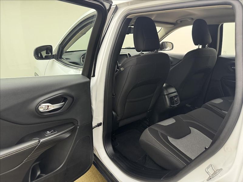 Jeep Cherokee 2,0 103kW 4X4 AC NAVI SENZORY - fotka 33 z 41