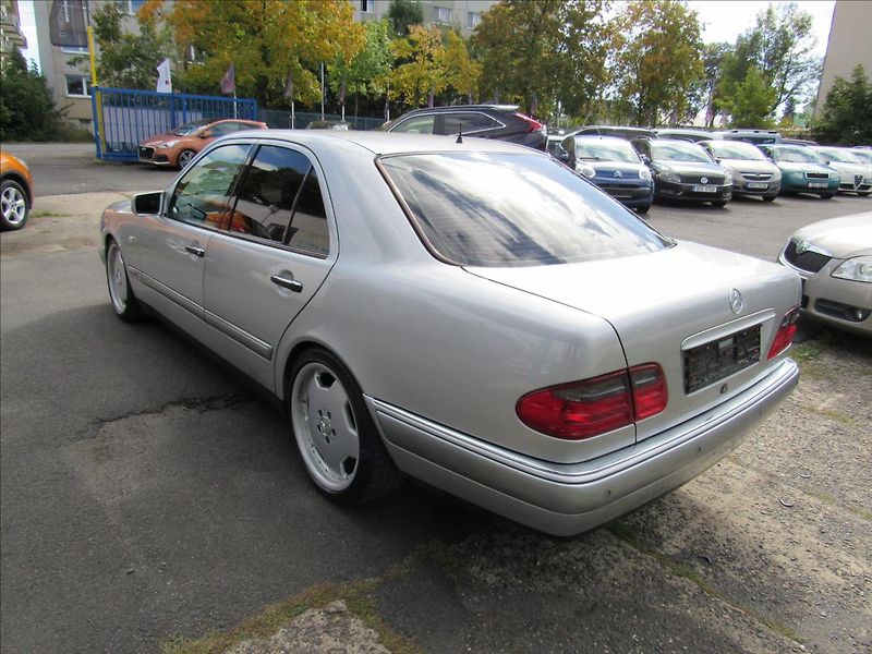 Mercedes-Benz Třídy E 3,2 E 320 Elegance Automat - fotka 4 z 24