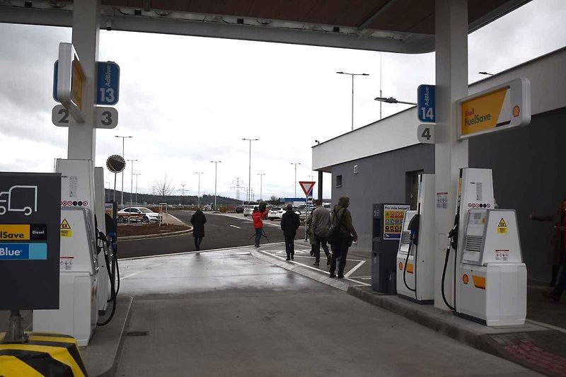 Čerpací stanice jsou na obou stranách dálnice,