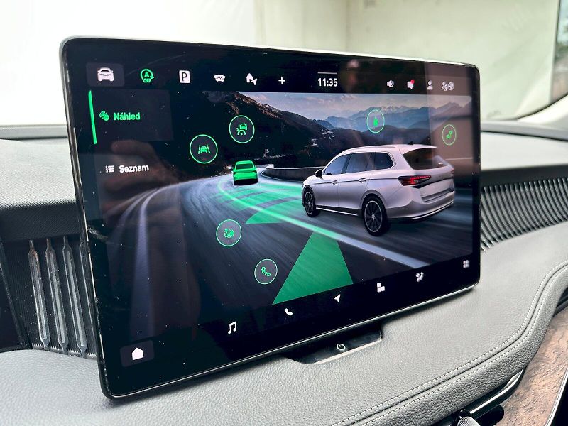 Škoda Superb (2024) 2.0 TDI 142kW 4x4 L&K Combi DS - fotka 18 z 27