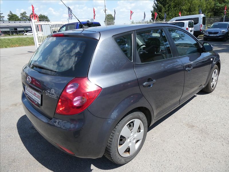 Kia Ceed 1,4 i 80kW klima, 1.majitel - fotka 8 z 32