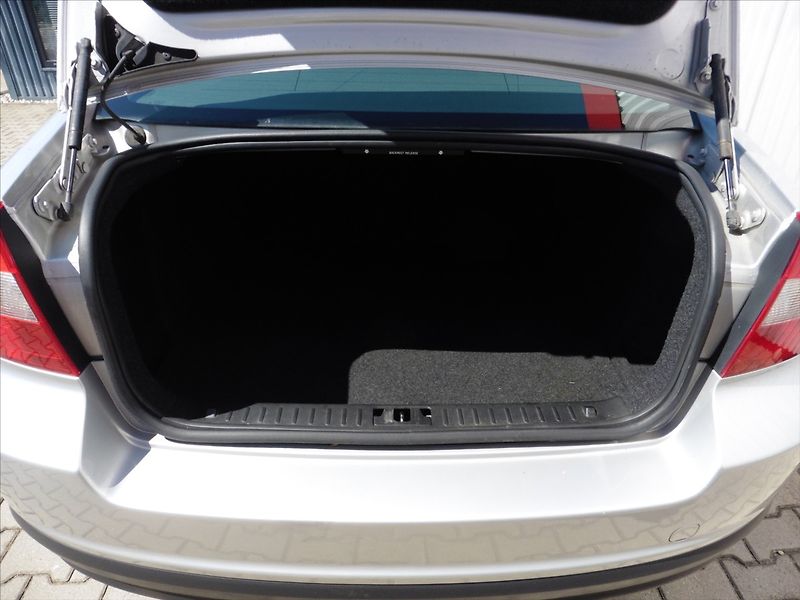 Volvo S80 2,4 D5 Momentum - fotka 7 z 11