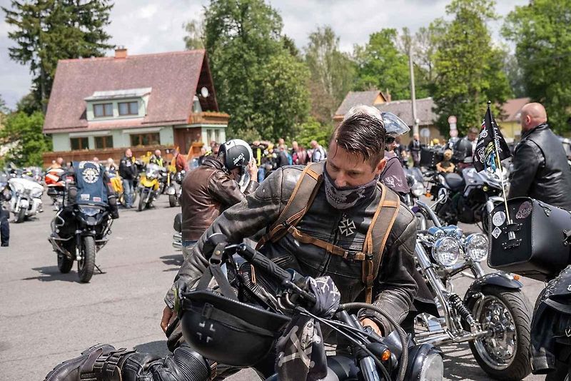 Motorkáři se sjeli na žehnání v bazilice v Jablonném.