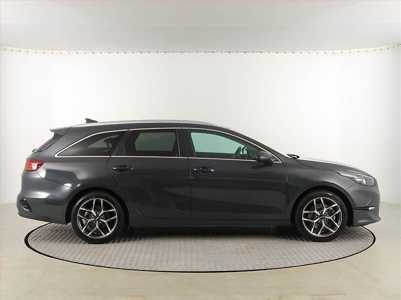 Kia Ceed (2023) Gold 1.5 T-GDI, Serv.kniha - fotka 6 z 17