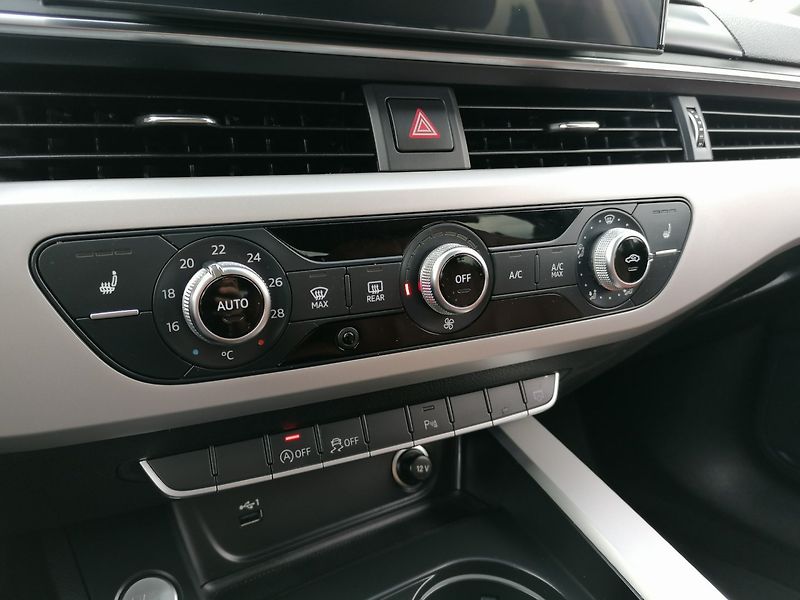 Audi A4 (2022) 2.0 35 TDi 120 kW,Pano,Kůže - fotka 24 z 35