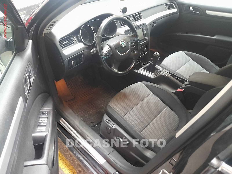 Škoda Superb (2010) 2.0, ČR, navi, xenon - fotka 3 z 3