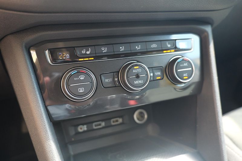 Volkswagen Tiguan Allspace TDI 4x4 DSG 360 HUD Matrix Taž - fotka 26 z 42