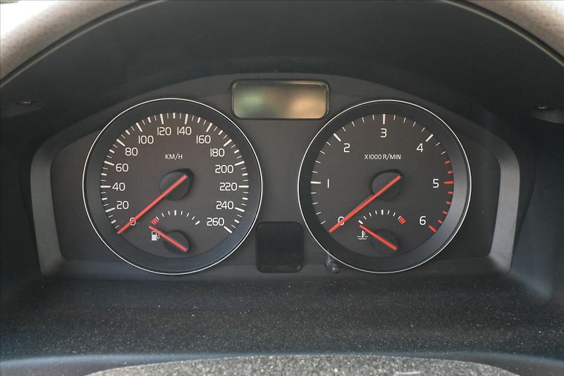 Volvo V50 2,0 100kW pojízdné platná STK - fotka 4 z 7