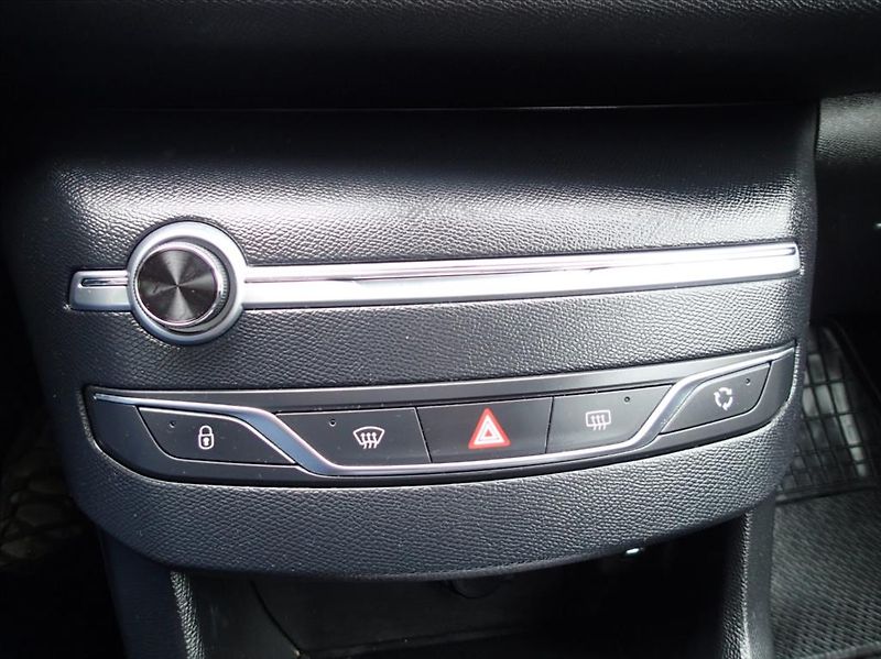 Peugeot 308 1,2 PureTech 81kw,Po SERVISU!! - fotka 18 z 29