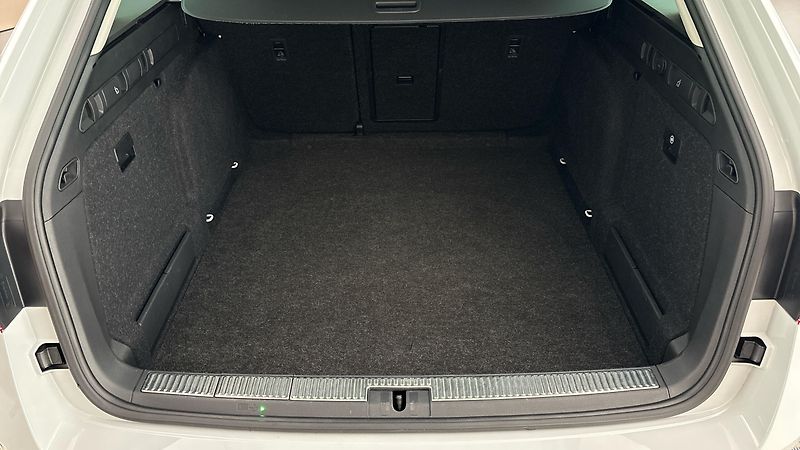 Škoda Superb 2.0 TDI DSG 4x4 Style Combi - fotka 17 z 30