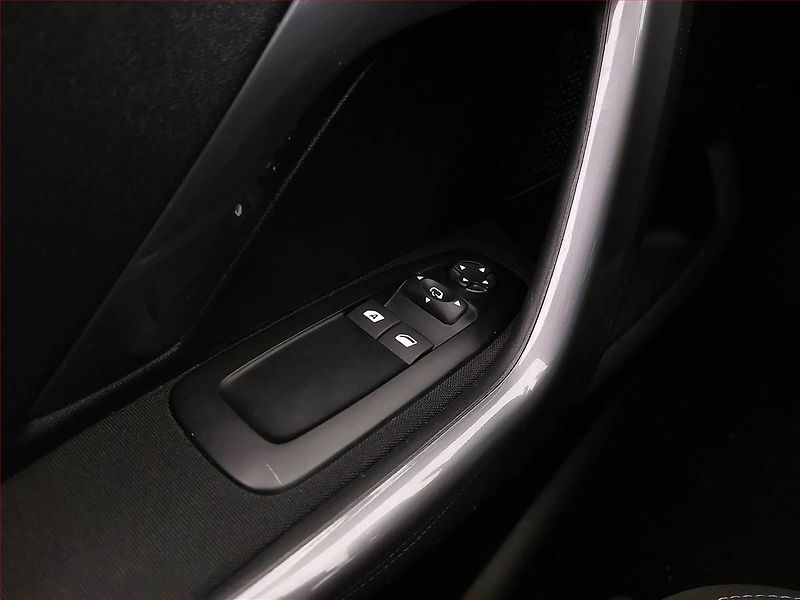 Peugeot 2008 (2018) 1.2 PureTech, Automat - fotka 14 z 14