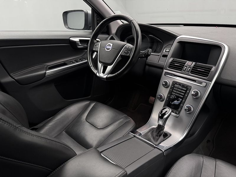 Volvo XC60 D4 AWD SUMMUM AUT - fotka 25 z 46