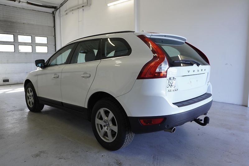 Volvo XC60 D4 AWD MOMENTUM AUT. - fotka 7 z 26