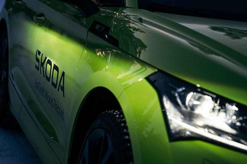 Automobilka Škoda pokořila s plně elektrickým vozem SUV Enyaq RS rekord v nejdelším souvislém driftu na ledě.