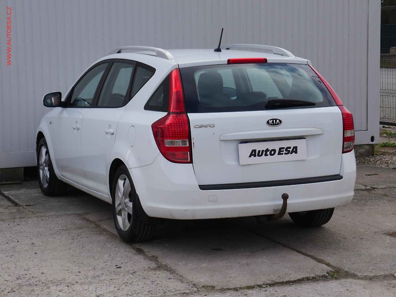 Kia Ceed (2012) 1.6i, servis.kniha, AC - fotka 4 z 15