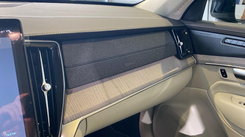 Volvo XC90 (2025) PLUS DARK, T8 AWD, 228+107 kW - fotka 10 z 15