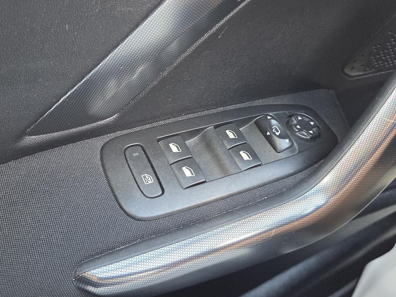 Peugeot 2008 (2018) 1.2 PT 110 ALLURE MAN5 - fotka 23 z 28