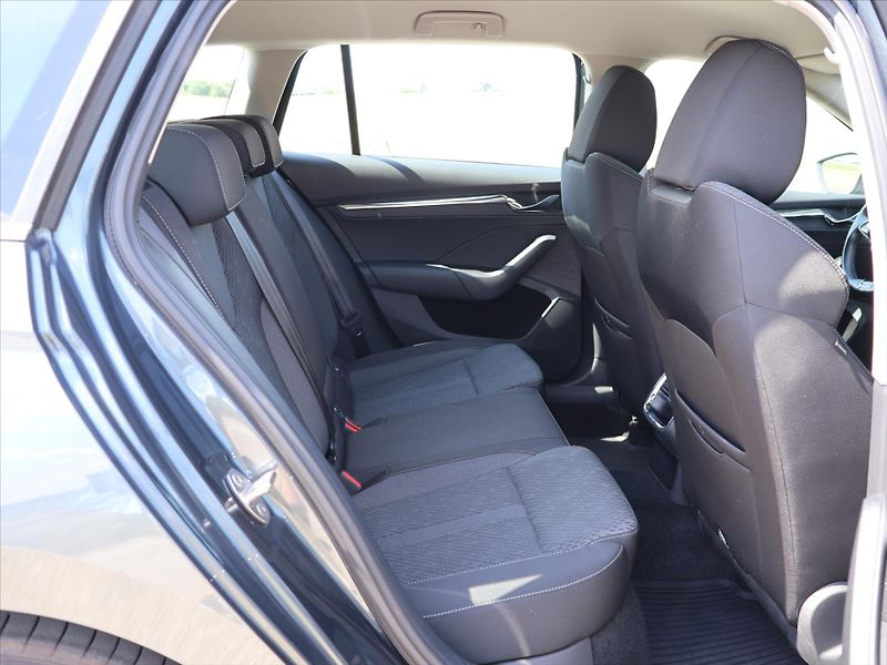 Škoda Octavia 2,0 TDI DSG Matrix Virtual DPH - fotka 12 z 25