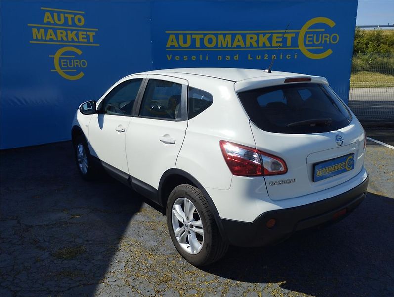 Nissan Qashqai 1,6 - fotka 6 z 15