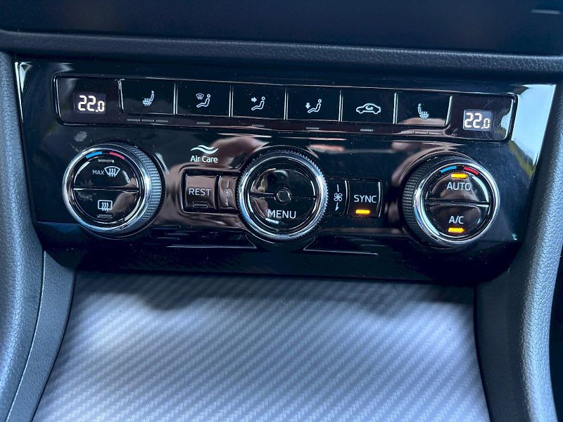 Škoda Superb (2021) 2.0 TSI 140kW SportLine - fotka 27 z 35