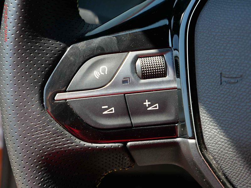 Peugeot 2008 (2021) 1.2T, 1.maj,ČR, GT - fotka 12 z 23