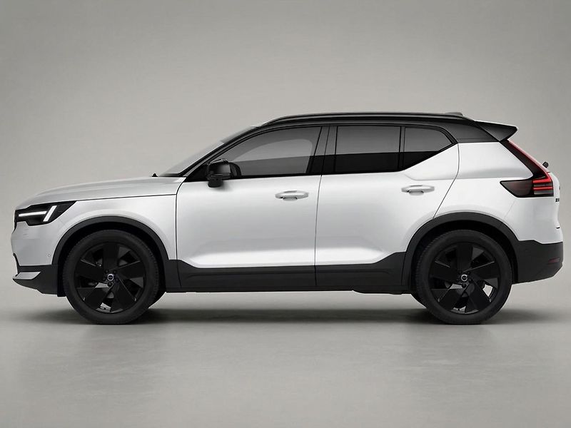 Volvo XC40 (2026) B4 ULTRA BLACK EDITION - fotka 2 z 16