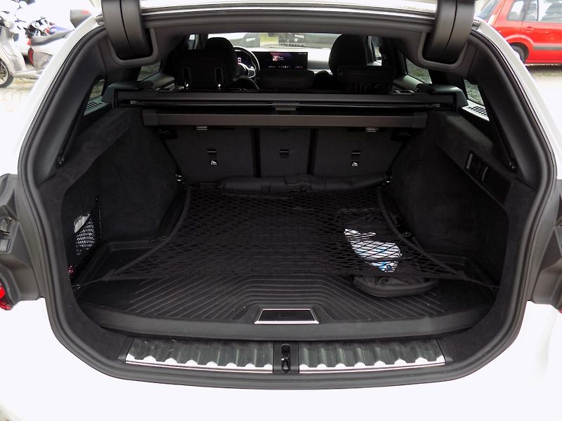 BMW Řada 3 330I 180 KW M SPORT XDRIVE - fotka 22 z 39