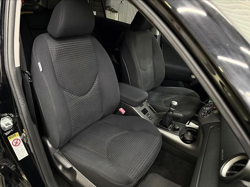 Toyota RAV4 2.2 D-4D 100kW ČR 1MAJITEL - fotka 30 z 32