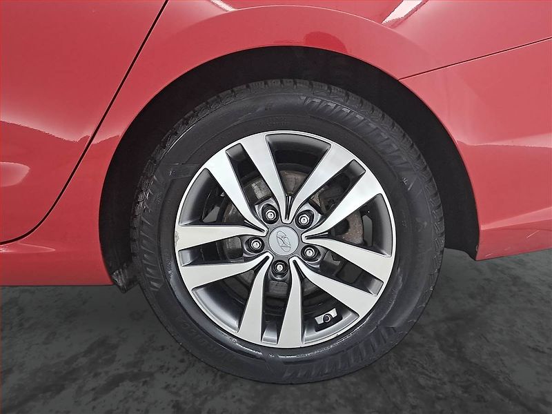 Hyundai i30 (2017) 1.4 T-GDI, ČR,1.maj - fotka 15 z 19