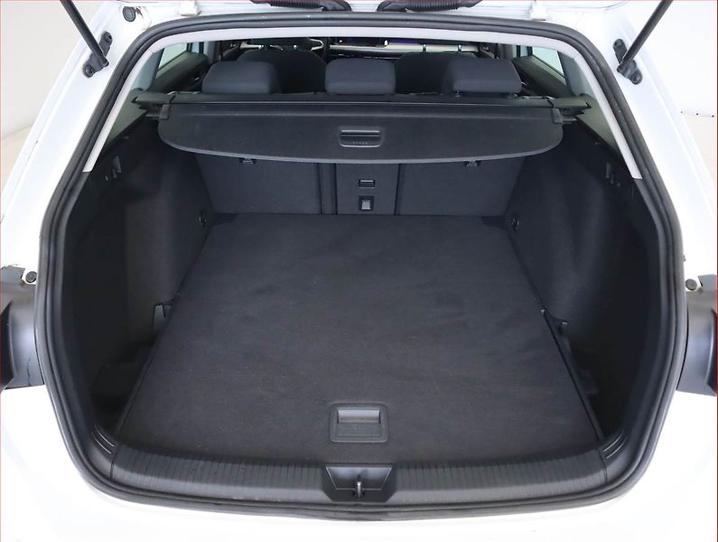 Volkswagen Golf (2021) Life 2.0 TDI, Serv.kniha, Navi - fotka 14 z 23