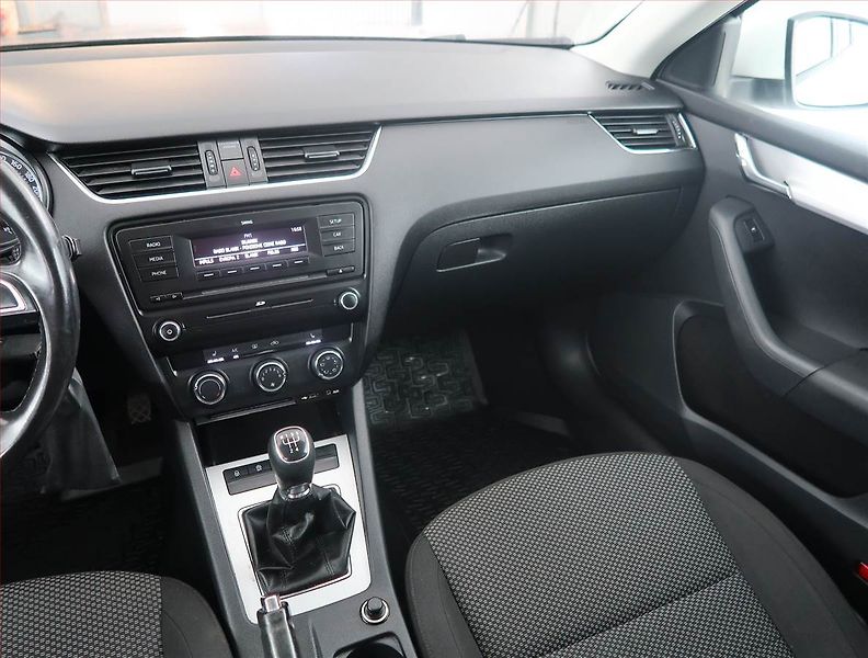 Škoda Octavia (2013) 1.6 TDI, Tempomat - fotka 8 z 18
