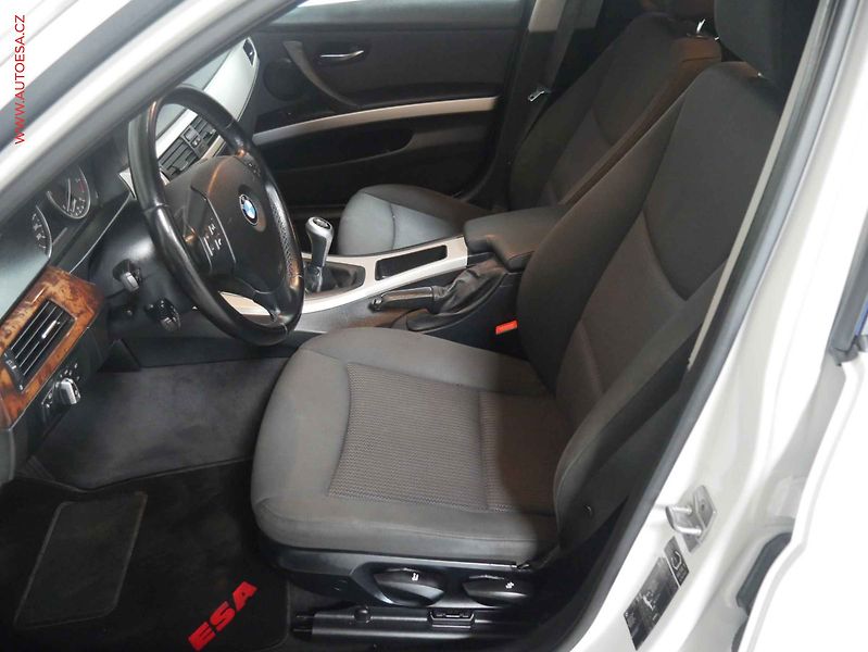 BMW Řada 3 (2010) 2.0d, AC, temp. - fotka 9 z 19