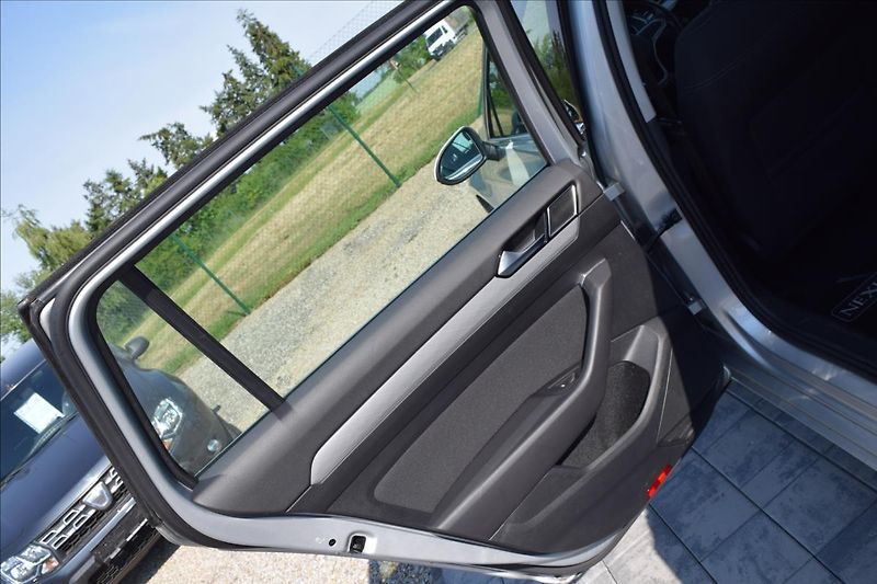 Volkswagen Passat 2,0 TDI 110KW LED MATRIX DSG - fotka 27 z 49