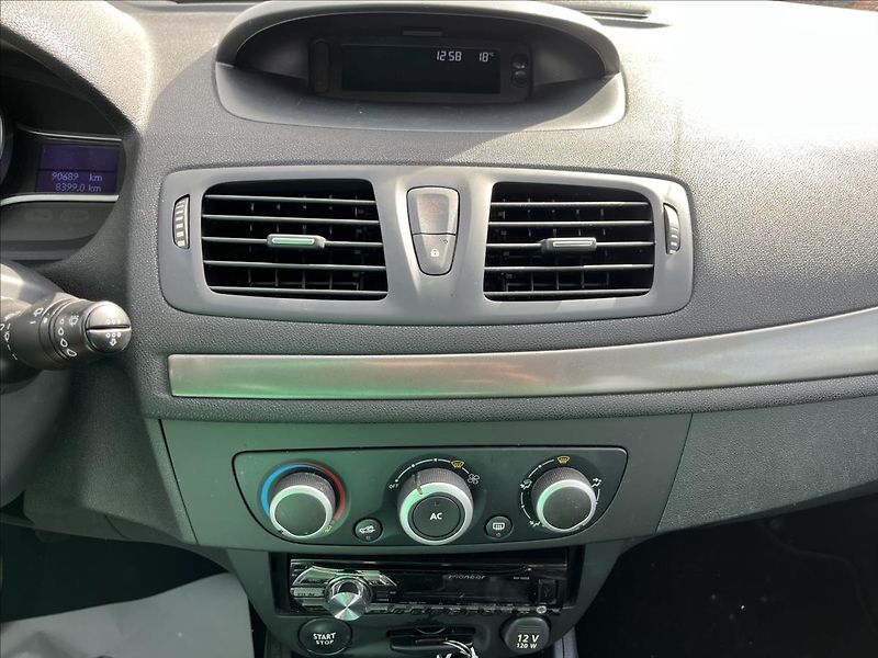 Renault Mégane 1,6 i KLIMA SERVIS STK 2/2027 - fotka 16 z 35