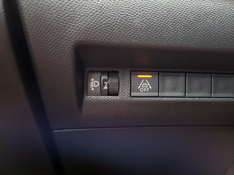 Peugeot 2008 ALLURE 1.2 PureTech 130k EAT8 - fotka 20 z 45