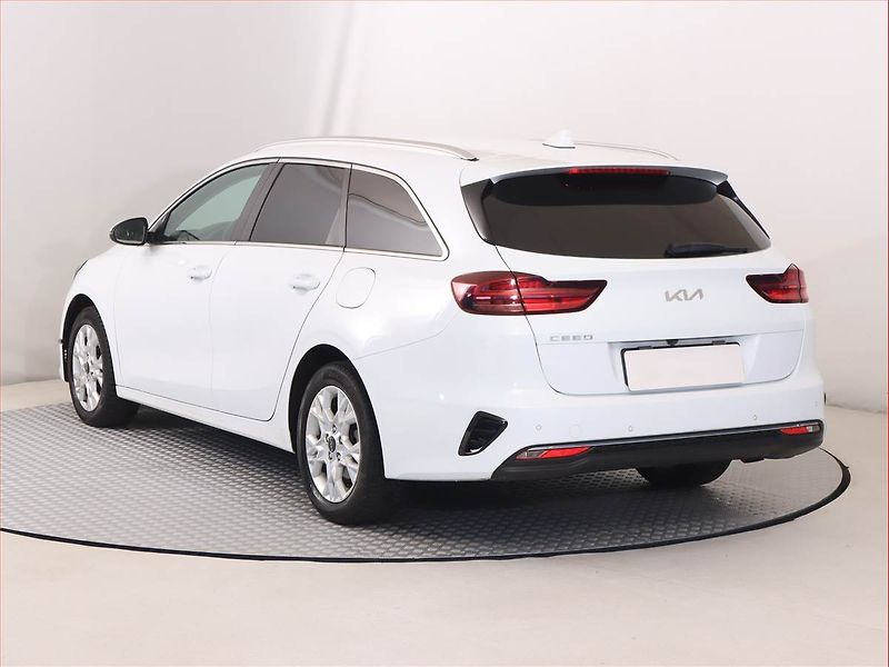 Kia Ceed (2022) 1.6 CRDi MHEV, Serv.kniha - fotka 4 z 18