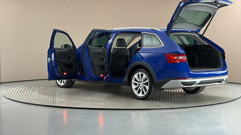 Škoda Superb 2.0 TDI DSG 4x4 Scout Combi - fotka 7 z 33