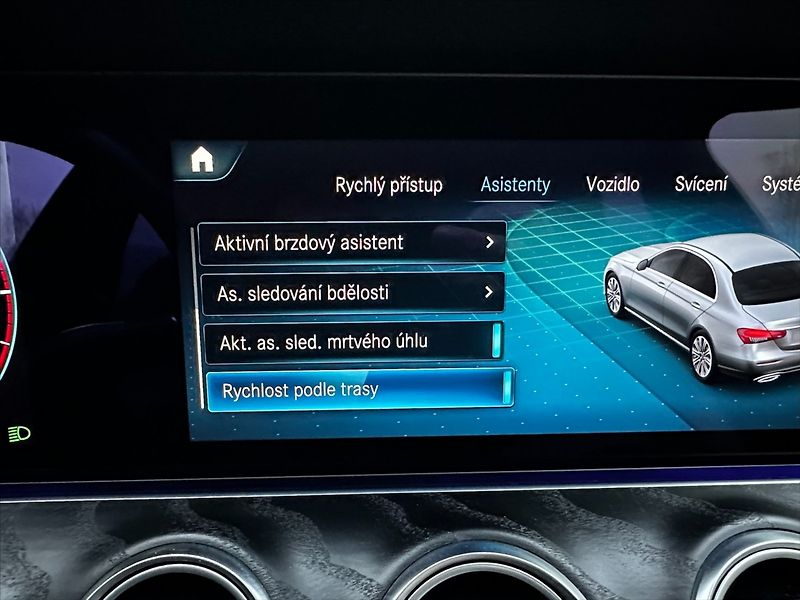 Mercedes-Benz Třídy E 2,0 220D 143kW - fotka 35 z 44