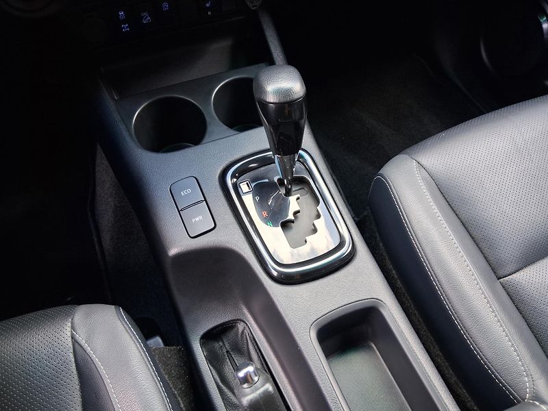 Toyota Hilux INVICTIBLE 2.8 D-4D 4x4 150kW - fotka 22 z 33