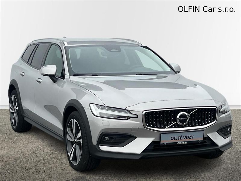 Volvo V60 2,0 AWD CROSS COUNTRY PLUS  B4 - fotka 7 z 28