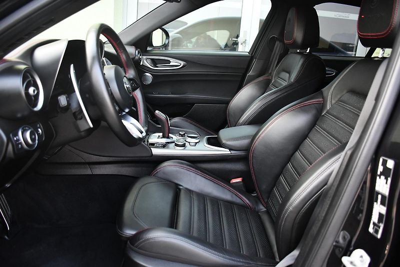Alfa Romeo Giulia 2.0T 16V 206kW COMPETIZIONE 1M - fotka 13 z 43