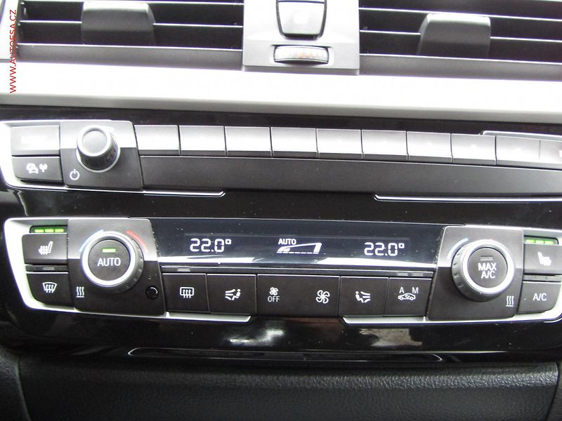 BMW Řada 3 (2019) 2.0 D 318d, LED, autoAC - fotka 14 z 21