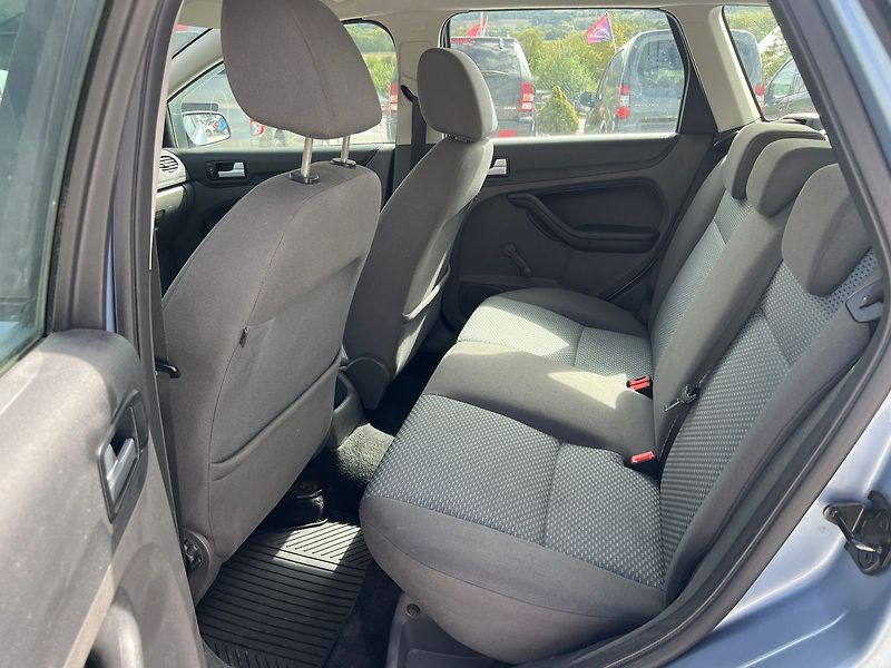 Ford Focus 1.6 i - fotka 7 z 14